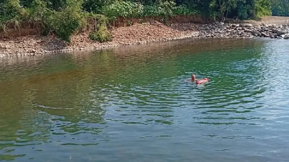 Mulher morre afogada após ficar mais de uma hora submersa em rio