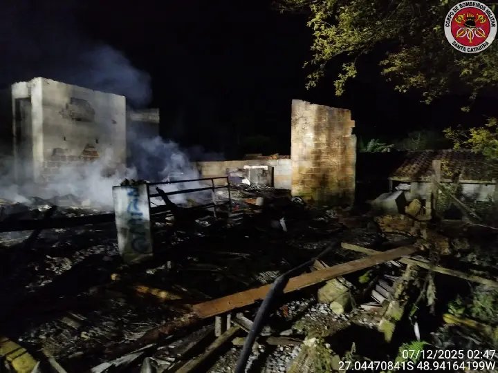 Incêndio destrói casa abandonada durante a madrugada em Guabiruba