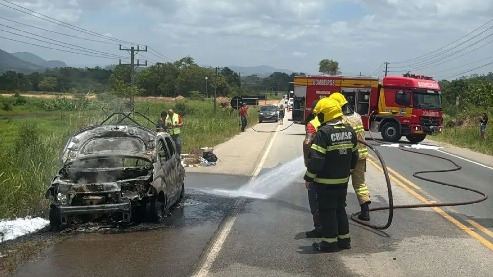 Carro pega fogo em rodovia entre São João Batista e Canelinha