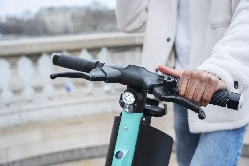 Colisão entre autopropelidos deixa criança ferida