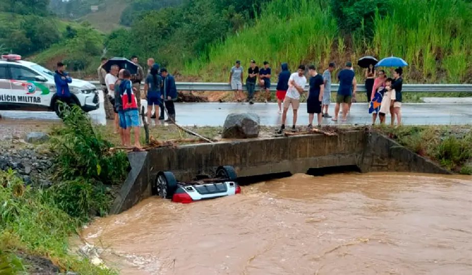 (VÍDEO) Bebê e casal morrem após carro ser arrastado em enxurrada