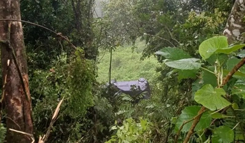 Carro despenca de ribanceira na BR-280 e deixa cinco feridos