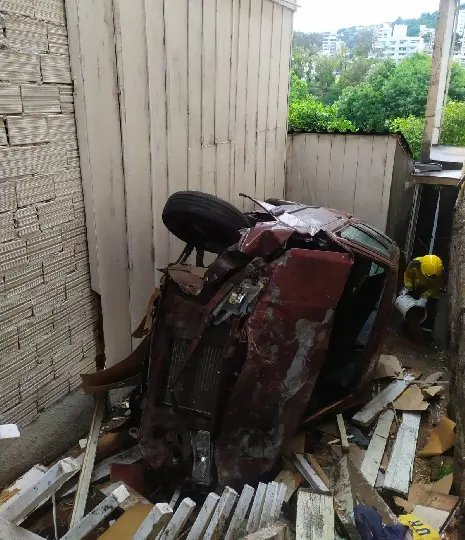 Moradores acordam com carro invadindo residência em SC