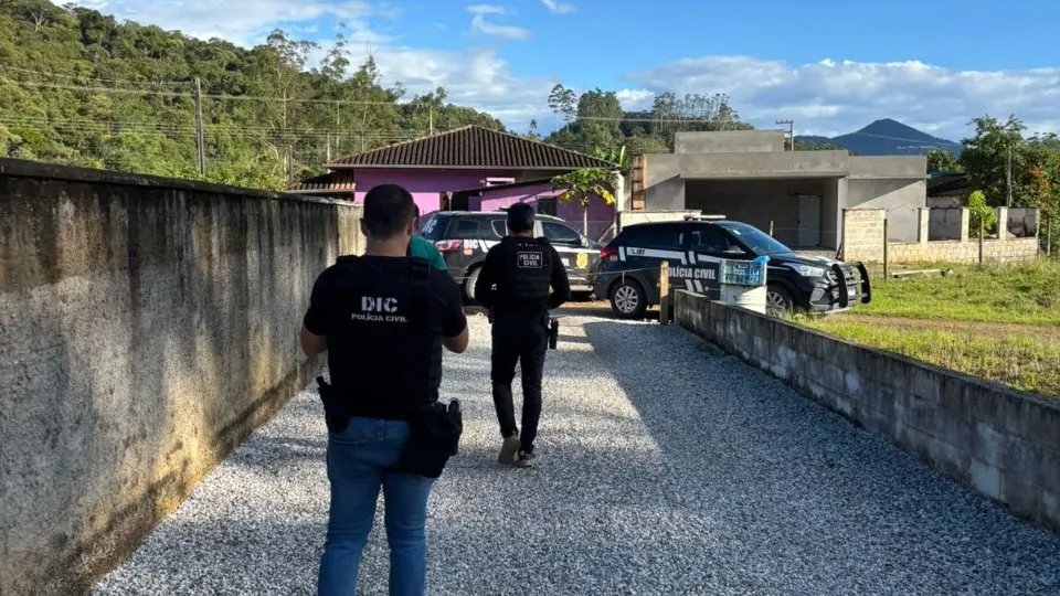 Guabiruba vira alvo de operação contra estelionato e lavagem de dinheiro