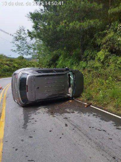 Motorista escapa ilesa após capotamento em Botuverá
