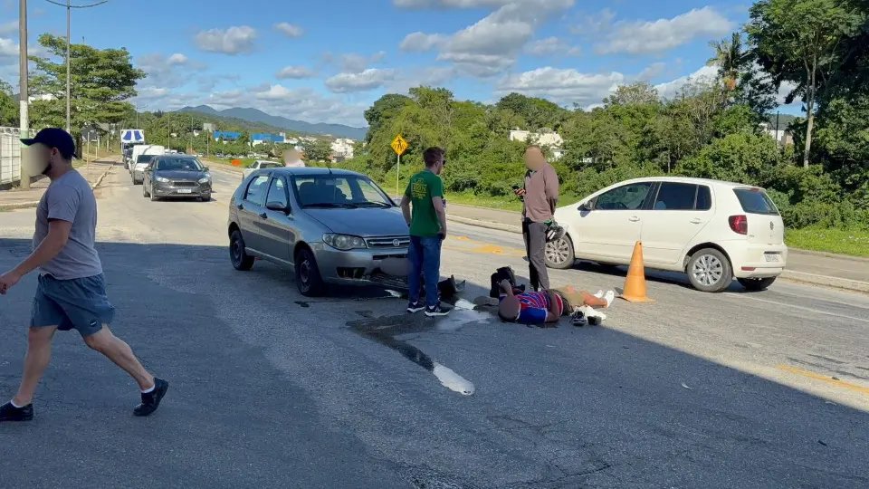 (VÍDEO) Acidente entre carro e moto deixa um ferido e complica o trânsito na Bepe Rosa