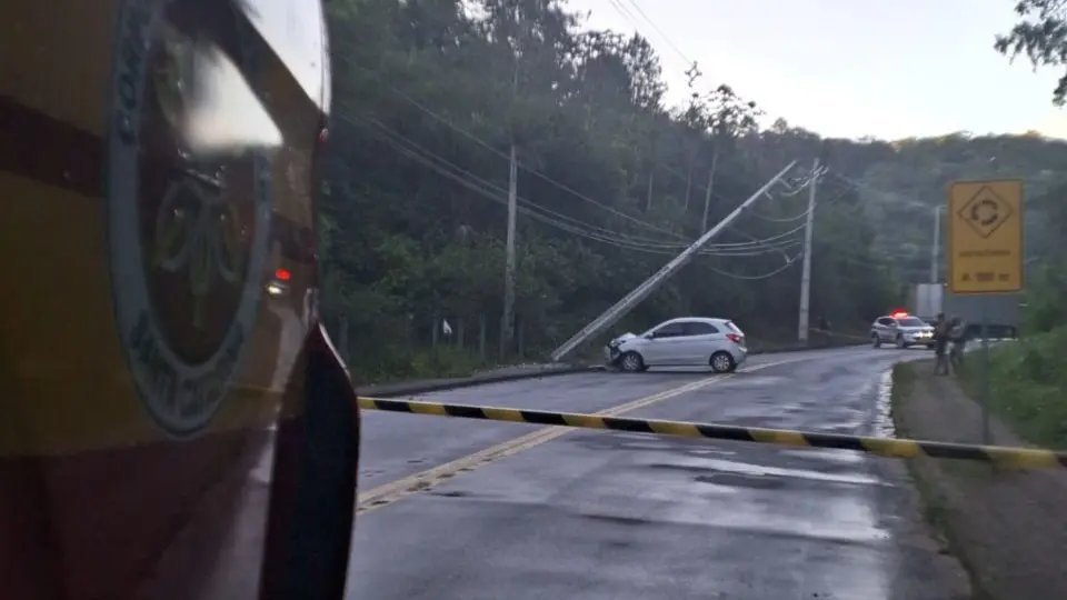 Crianças são socorridas após mãe bater carro no poste na Rua Nova Trento