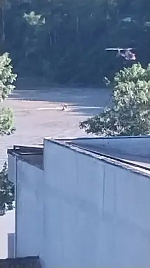 (VÍDEO) Arcanjo faz resgate no rio e salva vítima arrastada por correnteza
