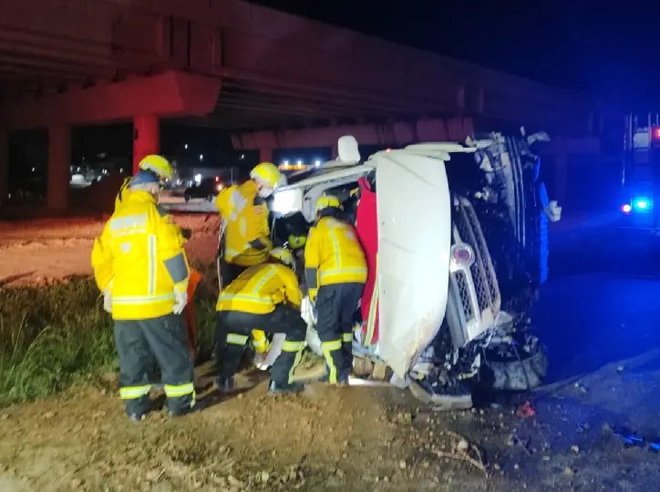 Motorista fica ferido após capotamento na BR-470
