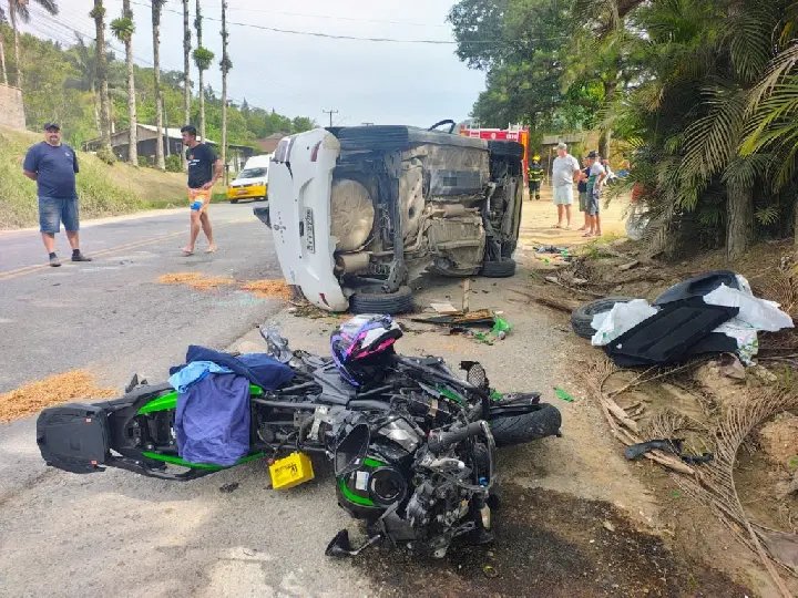 Duas pessoas morrem em colisão entre carro e moto na SC-108