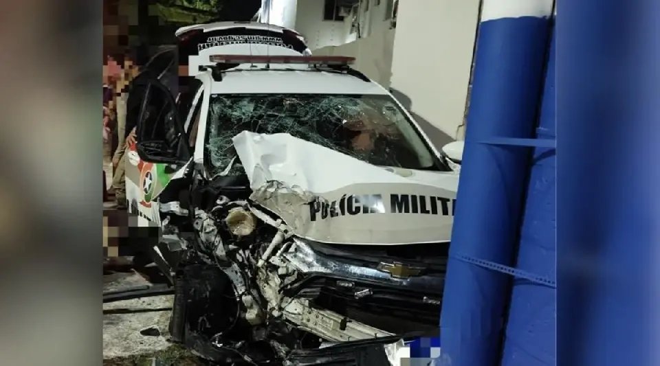 Viatura da Polícia Militar é destruída em acidente grave e deixa dois policiais feridos