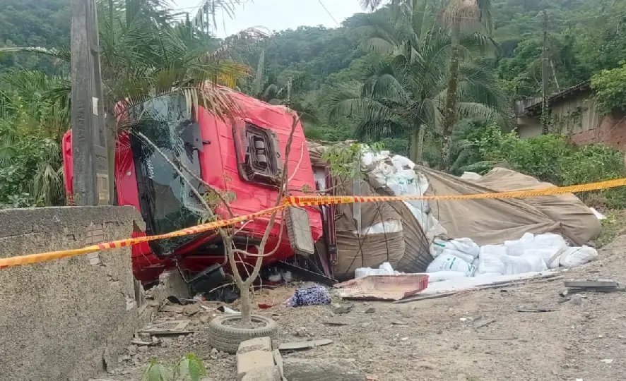 Duas pessoas se ferem após caminhão tombar contra muro