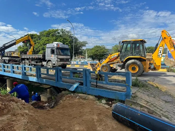Equipes realizam instalação de adutora na Ponte do Guarani