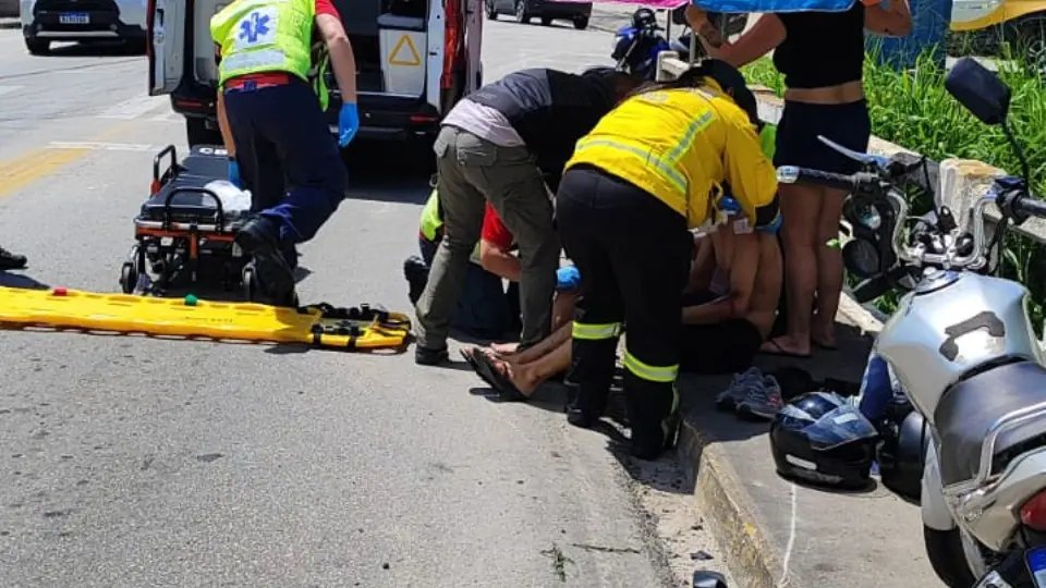 Queda de motocicleta deixa duas pessoas feridas