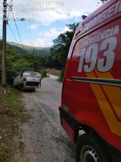Motorista relata dores na coluna após capotamento na SC-486