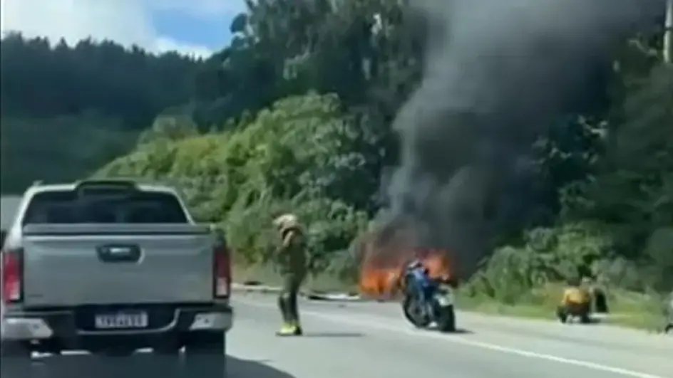 Acidente com incêndio deixa pai e filho mortos na SC 418