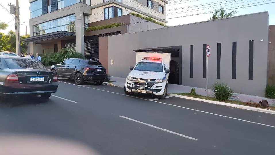 Homem invade apartamento, leva tiro de morador e morre ao se jogar do prédio