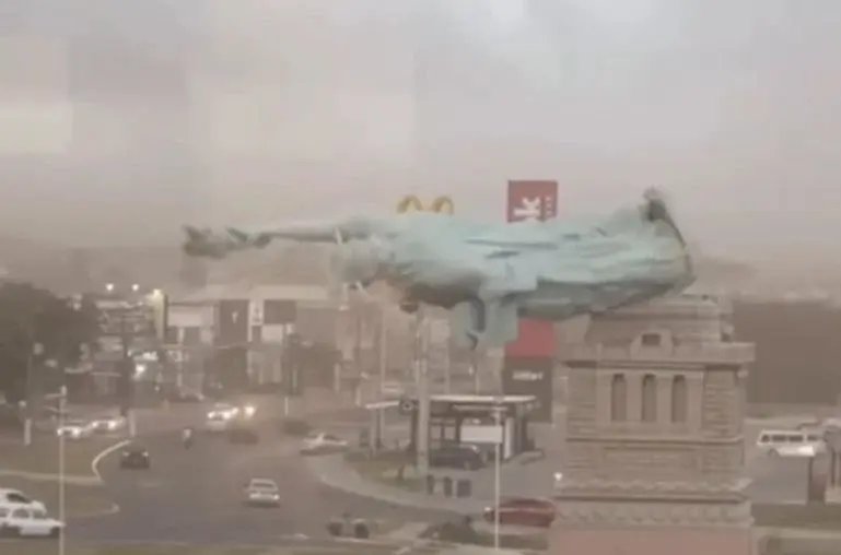 Estátua da Havan desaba durante temporal com ventos de 90 km/h no RS