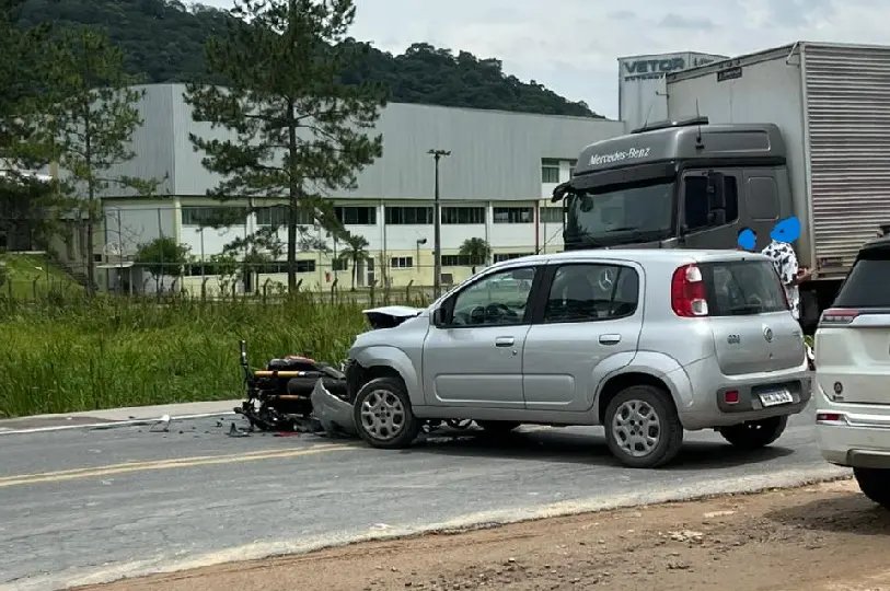 Motociclista fica ferido em colisão no bairro Bateas