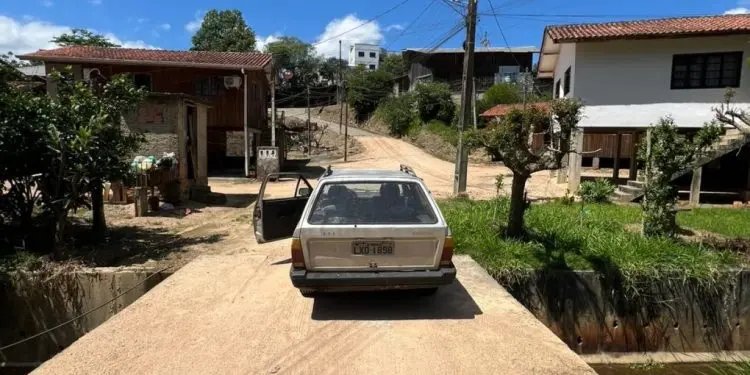 Após furto em Brusque, carro aparece abandonado em São João Batista