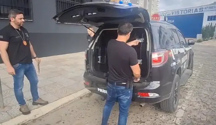 Polícia prende jovem suspeito de estimular automutilação de crianças