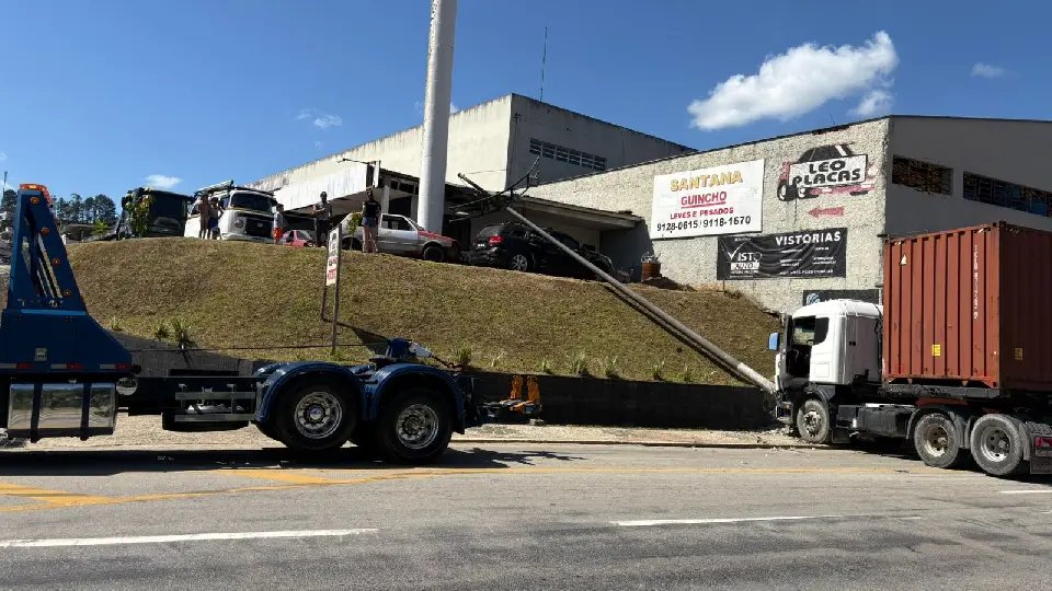 (VÍDEO) Caminhões se colidem e um derruba poste na Beira-Rio