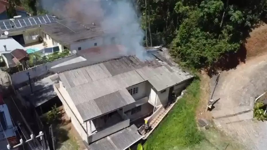 (VÍDEO) Incêndio atinge residência e causa danos na estrutura do imóvel