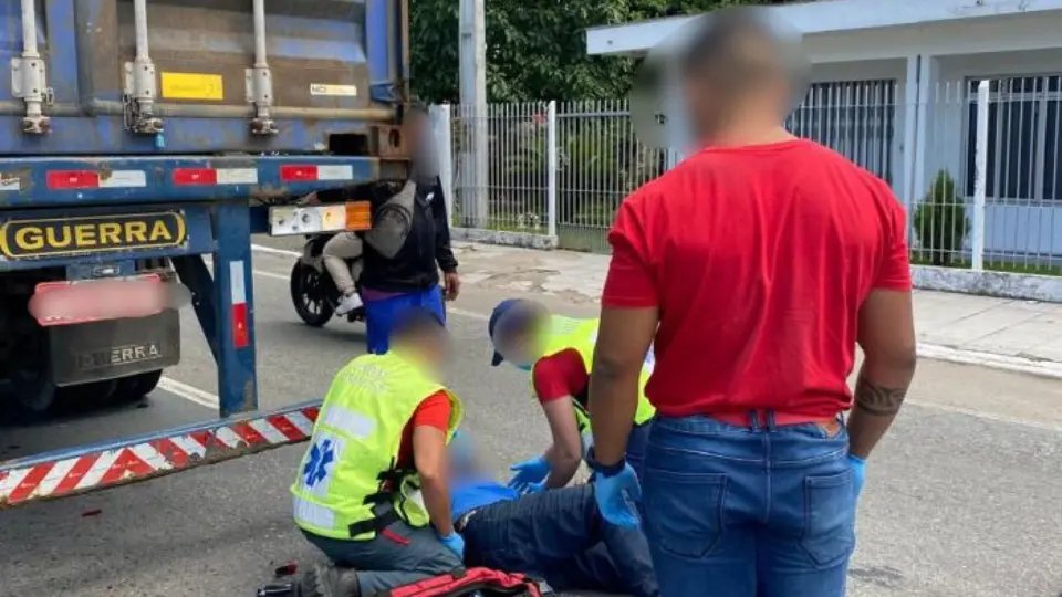 Colisão com caminhão parado deixa motociclista ferido