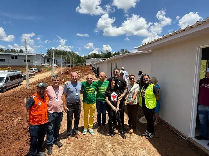 Hang e Minotauro entregam casas a famílias atingidas pelas enchentes no RS