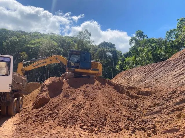 Máquinas são apreendidas após descumprimento de embargo de loteamento em Brusque