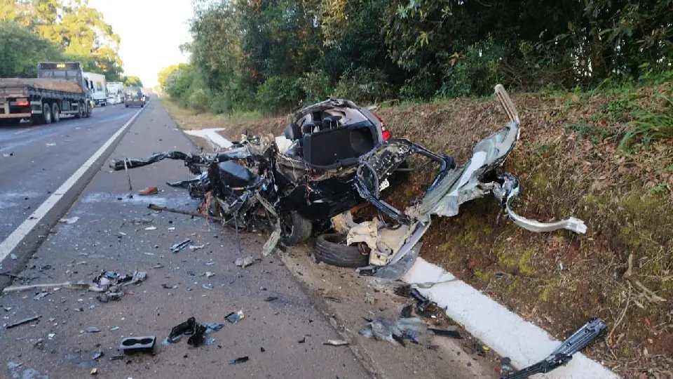 Batida violenta arremessa motorista e termina em morte