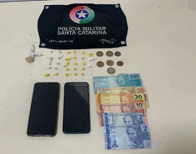 Adolescentes são apreendidos por tráfico de drogas após fuga para área de mata