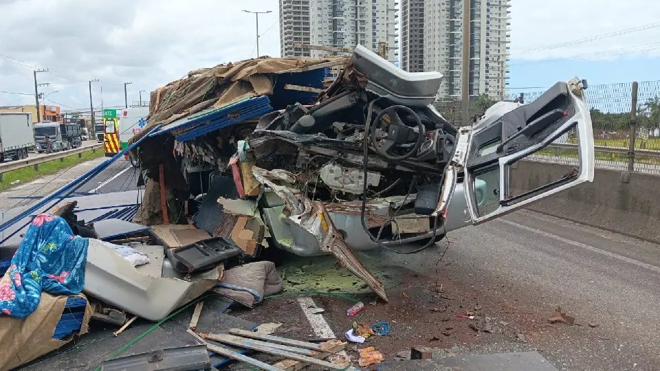 Motorista é arremessado após violenta colisão na BR-101