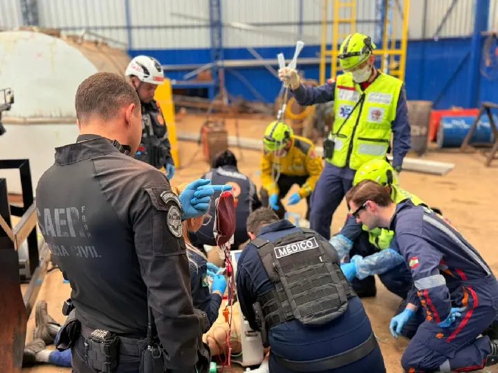 Tonel de óleo explode e homem sofre parada cardiorrespiratória em empresa