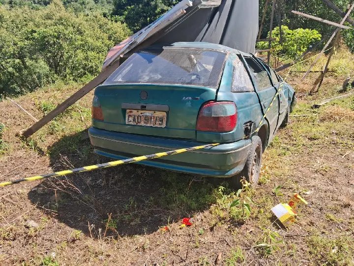 (VIDEO) Carro sai da pista, atinge barranco e colide contra outdoor na Rodovia Pedro Merízio
