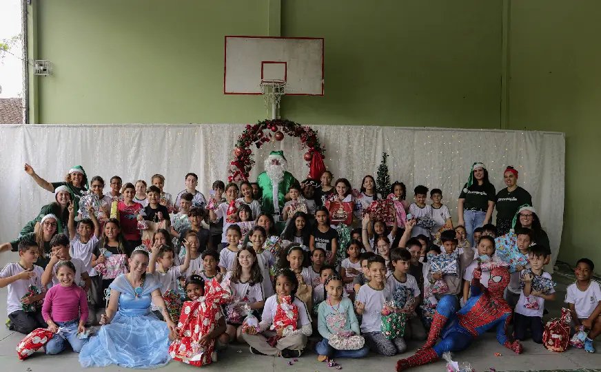 Unimed Brusque realiza Natal Cooperativo e entrega presentes para 180 crianças