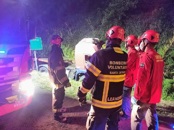 Carreta sai da pista após manobra para evitar colisão
