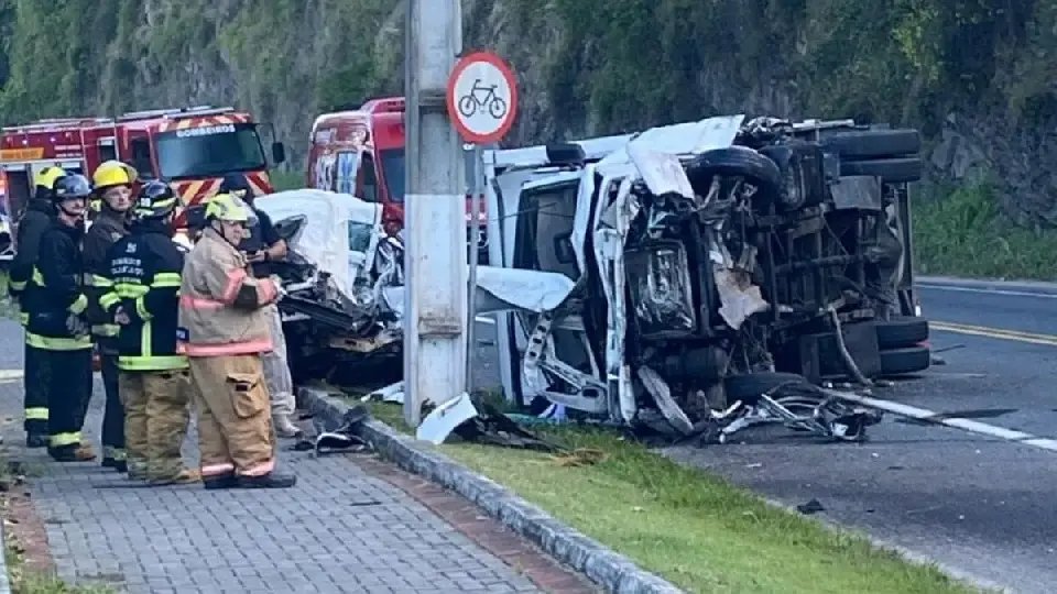Acidente entre dois carros e caminhão deixa três mortos na BR-470