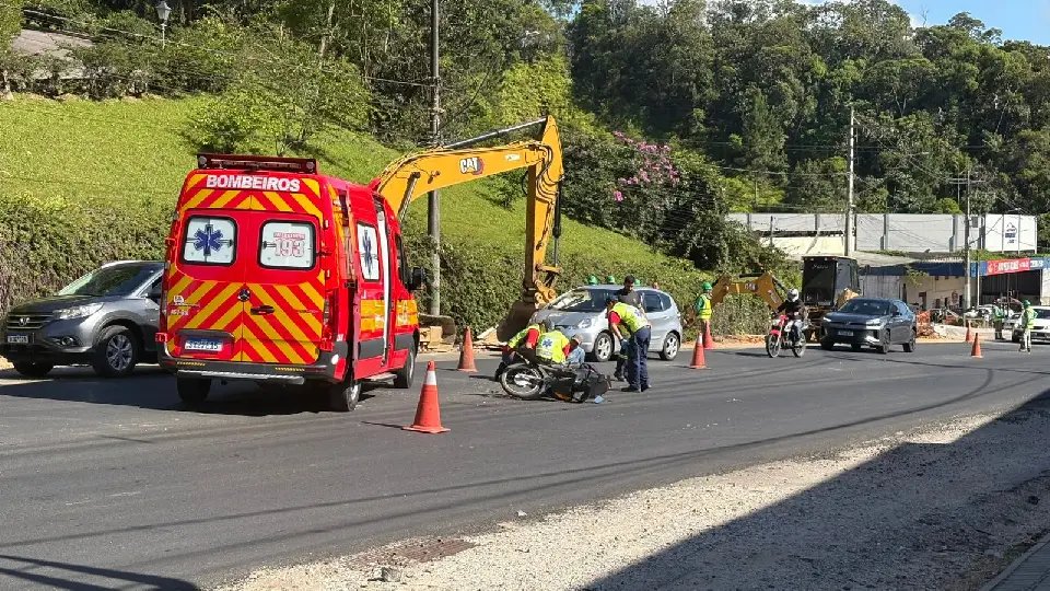 (VÍDEO) Acidente entre Fiorino e motocicleta deixa jovem ferido na Antônio Heil