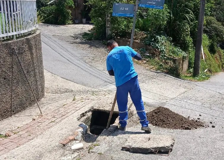 Ruas do Azambuja recebem limpeza de bocas de lobo
