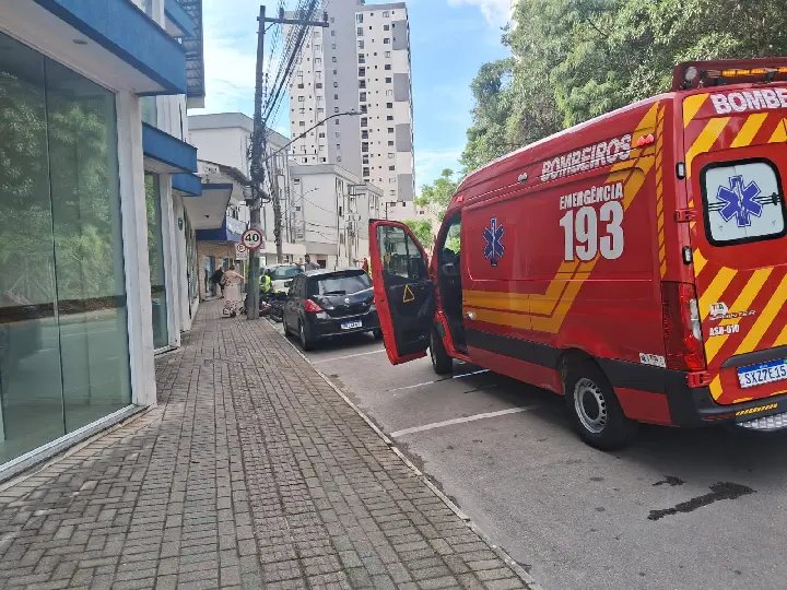 (VÍDEO) Colisão entre carro e moto mobiliza bombeiros ao Centro