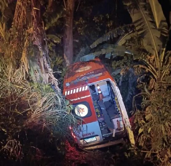 Homem rouba ambulância, agride socorristas e destrói viatura em acidente 