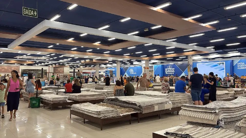 (VÍDEO) Coral de Azambuja encanta público em ação especial na Havan