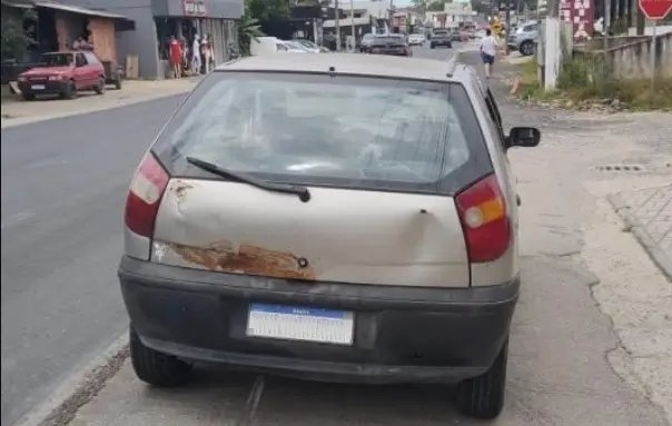 Condutor afirma que carro furtado era de um conhecido, mas acaba preso