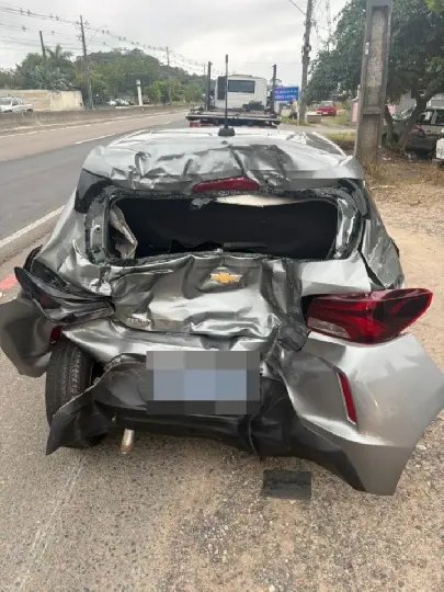 Colisão entre carro e caminhão deixa automóvel destruído na Antônio Heil