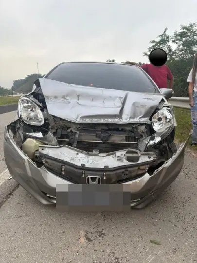 Carro sai da pista e atinge guardrail na Antônio Heil