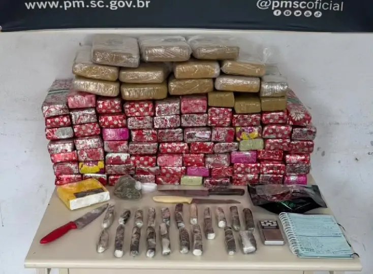 Suspeito foge, e esposa acaba presa com grande quantidade de drogas