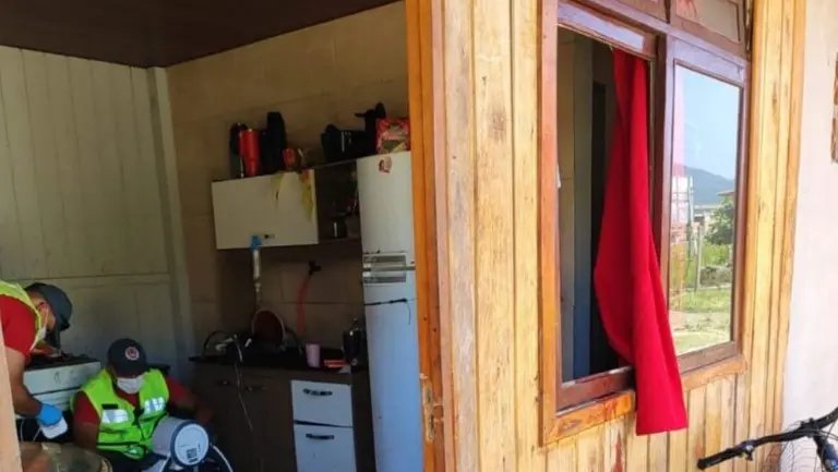 Homem dá soco no vidro da janela, sofre hemorragia e morre