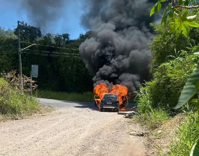 Incêndio destrói veículo na véspera de Natal em Brusque