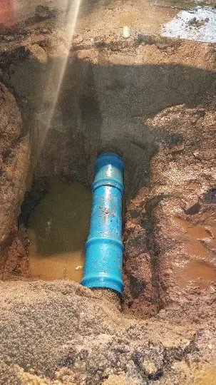 Grande vazamento é registrado em rede de 250 mm no bairro Guarani
